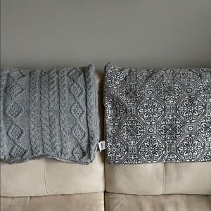 New Gray Cable Knit Sweater & Gray & White Patterned Decorative Pillow Cover Set